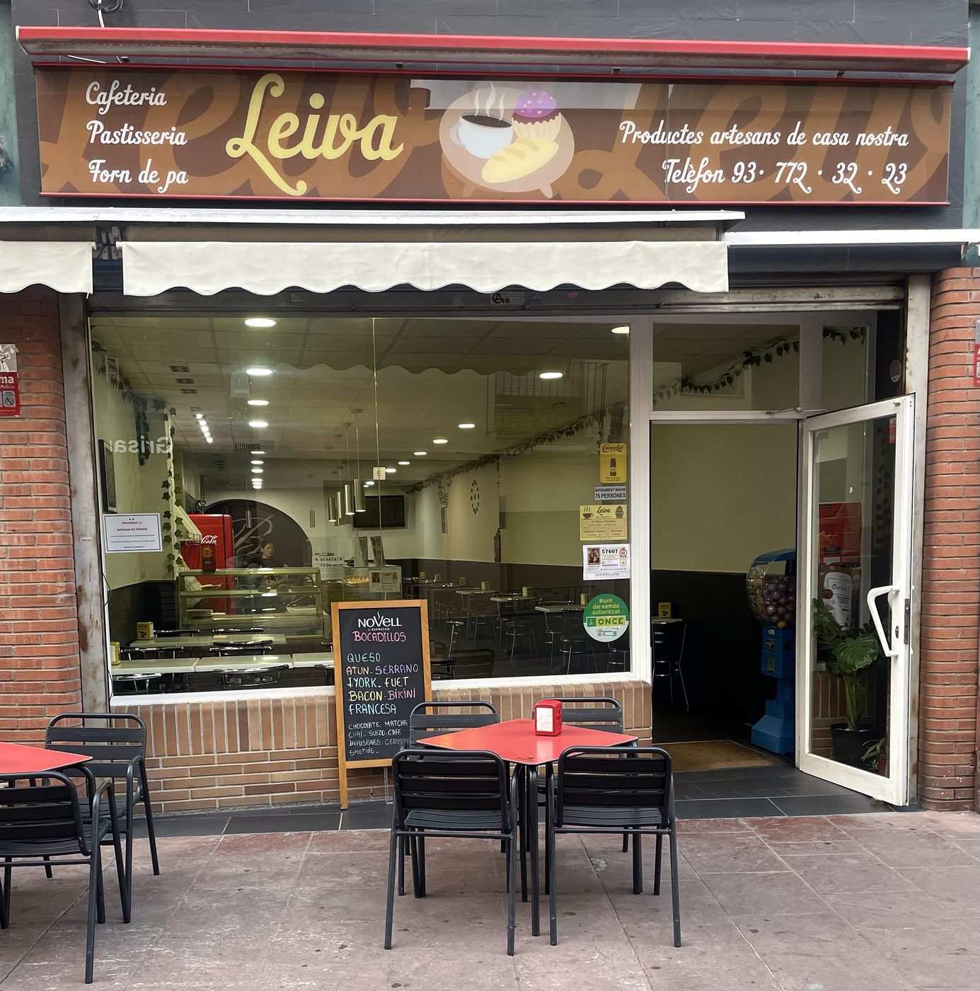 Entrada de Cafeteria Pastisseria Forn de pa Leiva, en el Carrer Major 27 de Castellbisbal, con su terraza