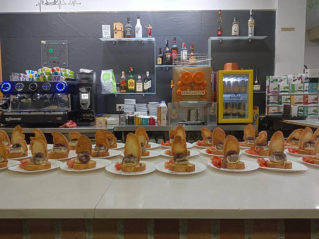 Platos de tapas preparados sobre la barra